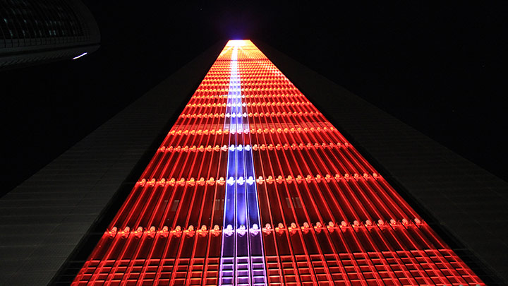 Torre CEPSA, Madrid, iluminada