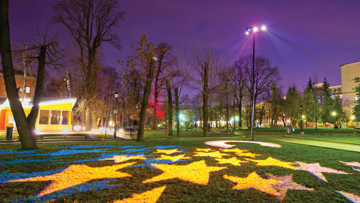 Iluminação dinâmica e de realce no Jardim Bauman, Moscovo, Rússia | Espaços verdes urbanos