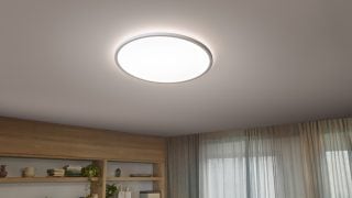 Lâmpadas LED de filamento de inspiração vintage penduradas como luminárias pendentes criam um ambiente aconchegante em uma área de jantar aconchegante, exibindo soluções de iluminação residencial elegantes e com eficiência energética