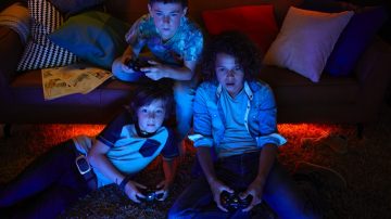 Mãe e filhos com uma luz noturna