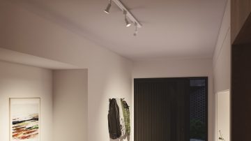 Holofotes de teto no corredor voltados para casacos