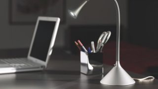 Uma luminária de mesa e um laptop em cima da mesa