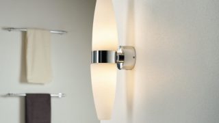 "Banheiro moderno com candeeiro parede de LED elegante, realçando a decoração minimalista e o ambiente de spa."