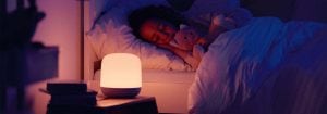 "Luz noturna LED inteligente que emite um brilho suave e quente enquanto a criança dorme tranquilamente, apresentando iluminação personalizável na hora de dormir para um ambiente de sono ideal."